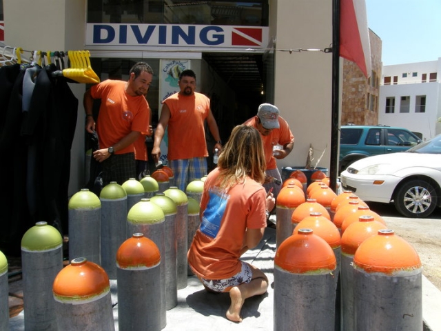  Diving oxygen tanks